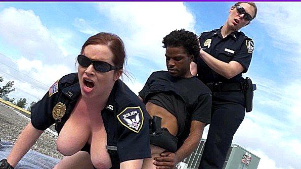 Блондинка стремится к сильному оргазму