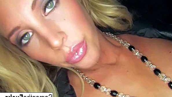 Молодая женщина соблазнила мужчину на тренажере в спортзале