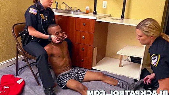 Потрясающая блондинка снимает свои кокетливые шорты