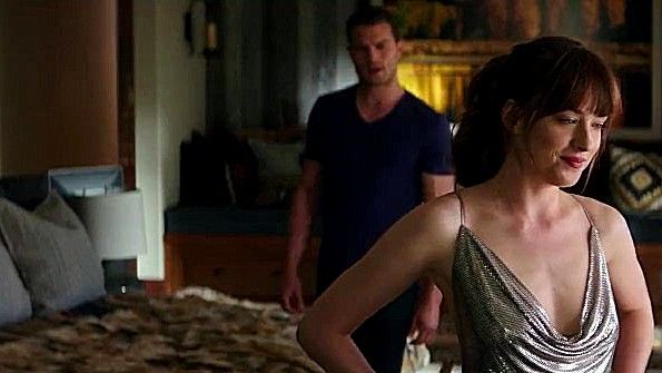 Зрелые женщины наблюдают за сексуальной связью своих дочерей с парнями в ванной