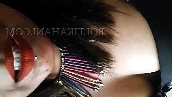 Блондинка вызывающе танцует под музыку и раздевается