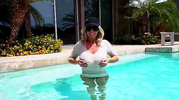 Брюнетка ищет грубого секса для достижения оргазма