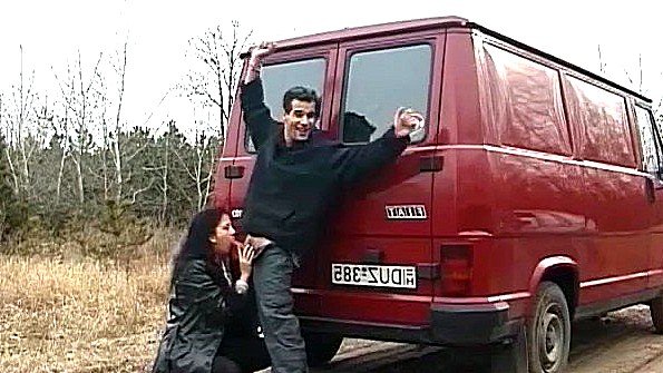 Блондинка раздевается догола для секса