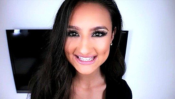 Двое любителей одновременно занимаются сексом с одним парнем