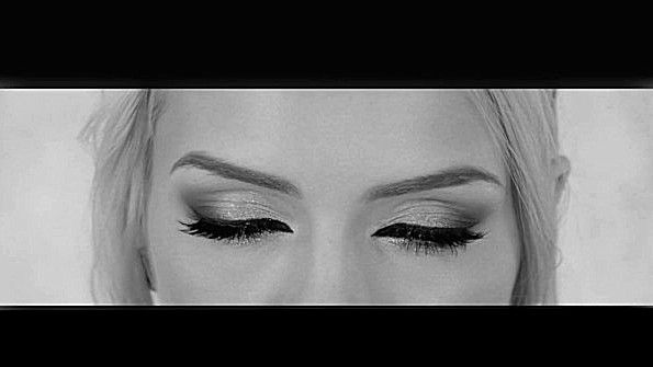 Студентка подняла юбку и начала интенсивно мастурбировать