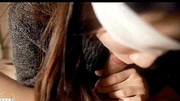 Красавица неспешно делает минет