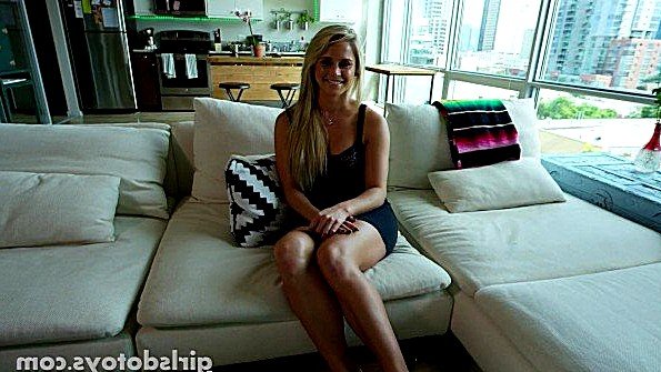 Великолепная девушка с красивой грудью мастурбирует