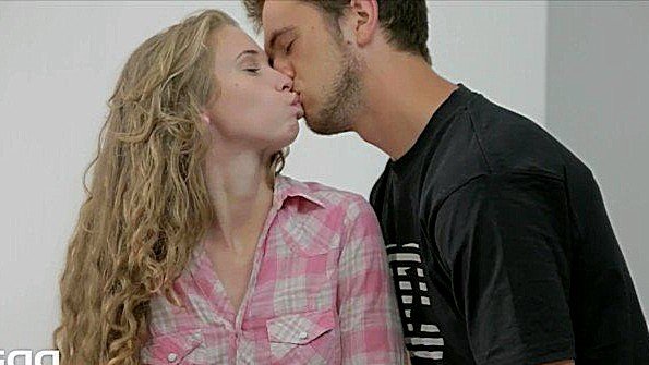 Девушка раздвинет ноги и вставит вибратор