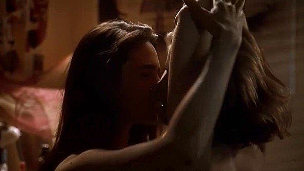 Женщина в очках занимается сексом с мужчиной в постели