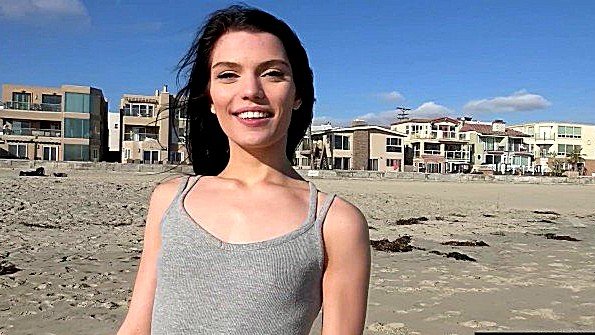 Медсестра подрочила парню член, а затем оседлала его