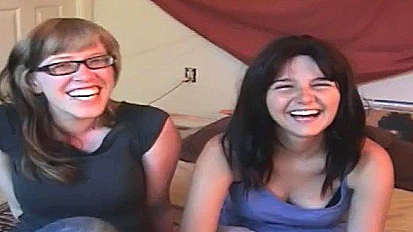 Женщина обсуждает с мужем свою неверность