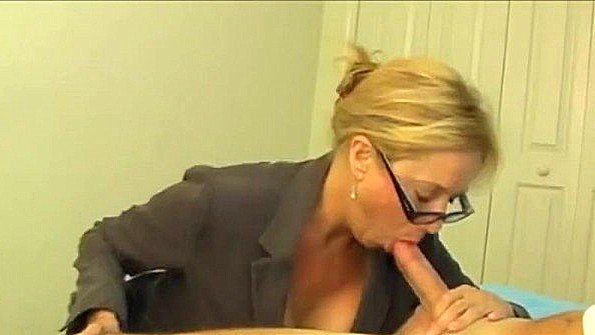 Он открыто занимается сексом со своей дочерью и доставляет ей удовольствие