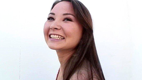 Женщина кончает струей во время интенсивного секса с чернокожим мужчиной