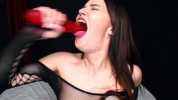 Возбужденная красавица сняла нижнее белье и начала прикасаться к своему телу