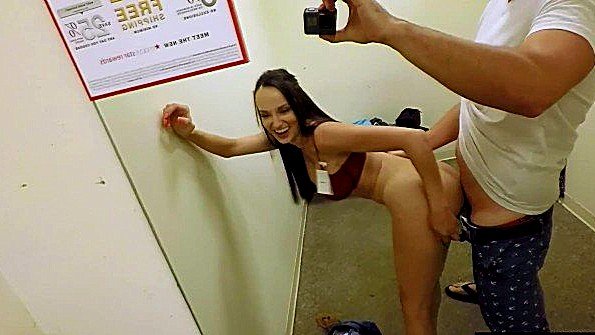 Дал деньги и занялся сексом в заброшенном доме