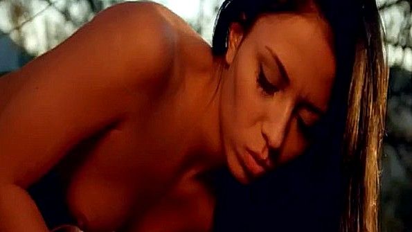 Я установила секс-игрушку и устроила бурную сессию мастурбации