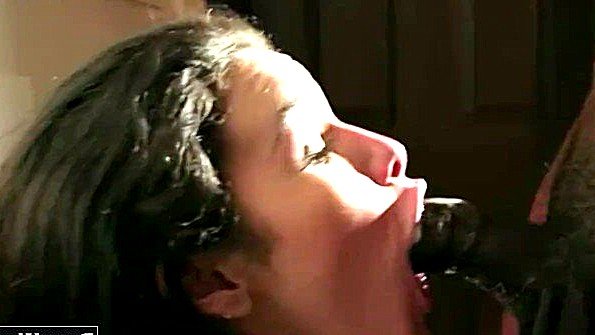 Она подошла к постели парня и попросила заняться с ним сексом