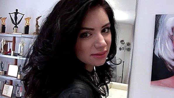 Он вошёл в раздевалку и начал заниматься сексом с девушками