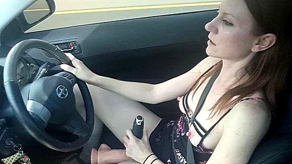 Сексуальная индийская женщина принимает вульгарную позу