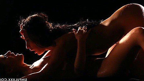 Девушки начали грязно ласкать свои вагины