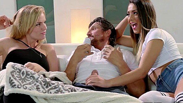 Похотливая тайская женщина занимается сексом с мужчиной