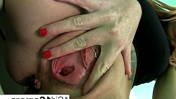 Красавица в чулках наслаждается страстным сексом