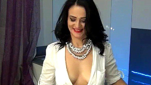 Он занимается сексом со своей матерью на стуле и спешит кончить ей внутрь