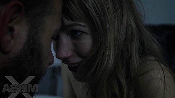 Шаловливая девушка в нижнем белье и чулках занимается сексом с мужчиной