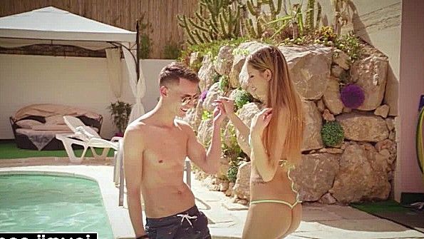 Три лесбиянки используют фаллоимитатор в постели