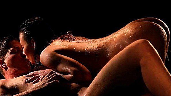 Мускулистые любители занимаются спортом обнаженными