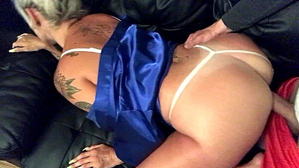 Две зрелые женщины занимаются жестким анальным сексом с мужчиной