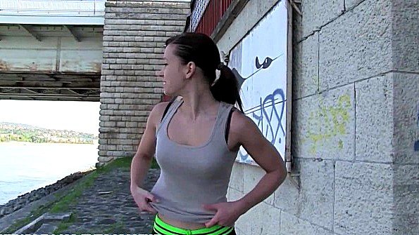 Пышногрудая девчонка разделась и занялась сексом