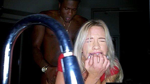 Сестра пришла в спортзал брата, чтобы заняться сексом