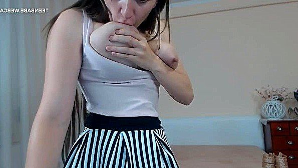 Возбужденная жена трахает друзей