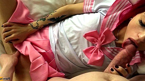 Любитель мастурбирует на полу