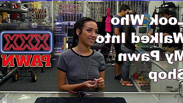 Суперсексуальная красотка занимается сексом с двумя мужчинами