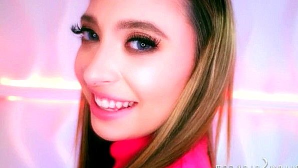 Женщина-агент порноиндустрии помогает супружеской паре в интимной близости