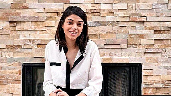 Парень раздевает девушку, а затем занимается с ней сексом