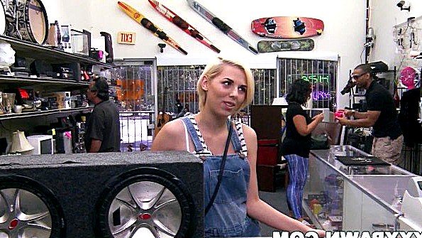 Женщина в очках сняла трусики для анального проникновения