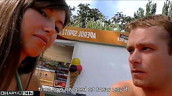 Шаловливая девушка в чулках наслаждается грубым сексом