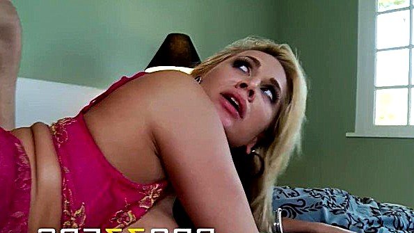 Девушка будет заниматься сексом в постели с огромным энтузиазмом