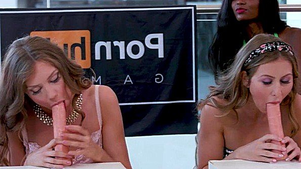 Обнажённая жена делает минет своему мужу