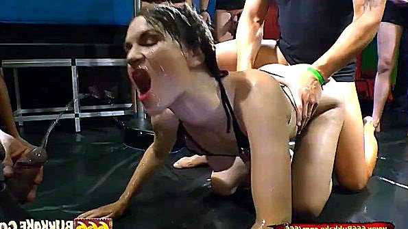 Загорелая женщина использует вибратор Секс от первого лица