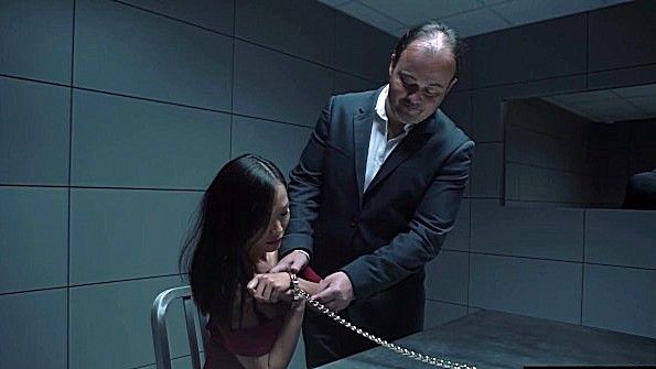 Красивая корейская женщина доставляет удовольствие мужчине