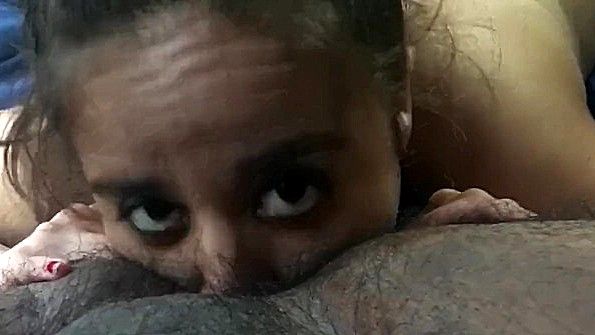 Азиатская женщина использует дилдо