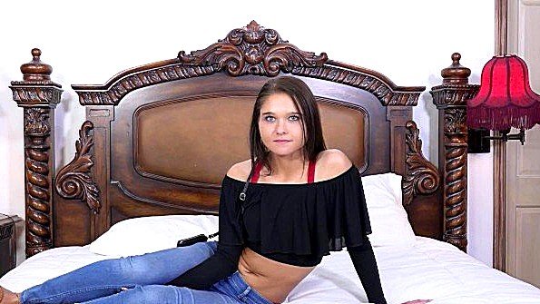 Заключенная с пышными формами мастурбирует в камере