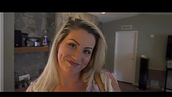 Молодая тайская девушка встает на четвереньки