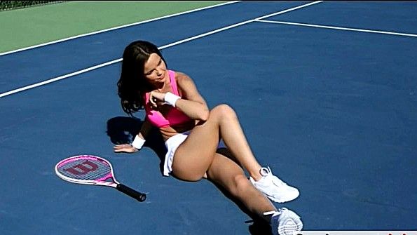 Она сняла трусики и начала доставлять себе удовольствие