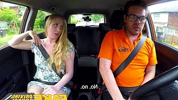 Он глубоко проникает в анус молодой девушки