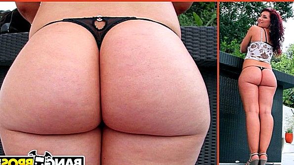 Пышногрудая блондинка с двумя джентльменами